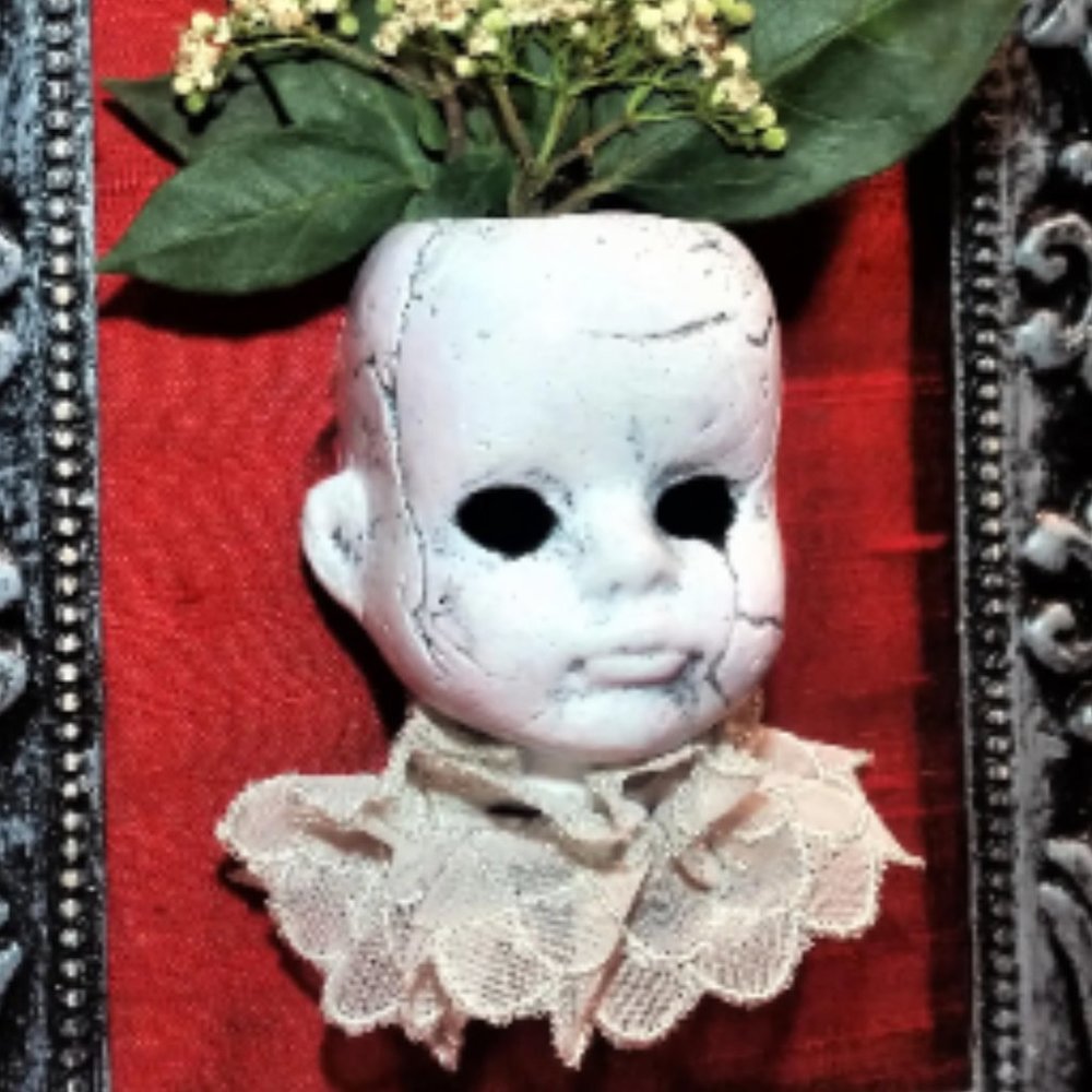 HandMade Frame with hand sculpted and painted clay doll's head. - Picture 7 of 8